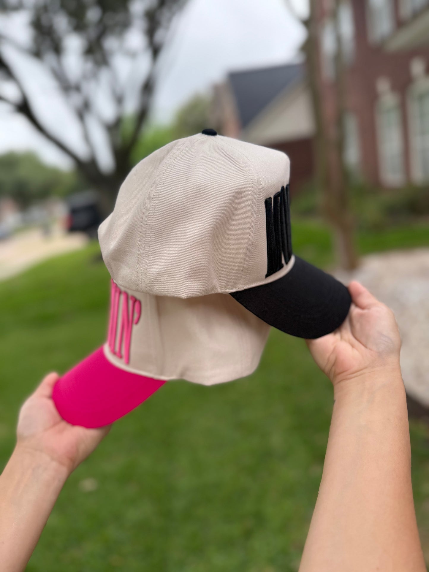 Mommin trucker hat